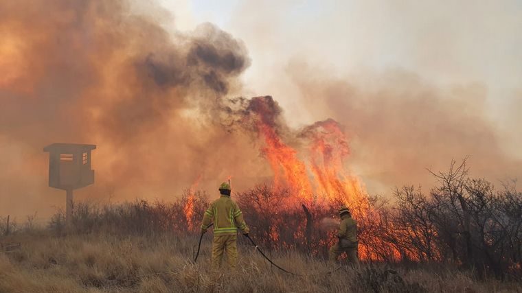 Bomberos combaten un foco camino a Carlos Paz.