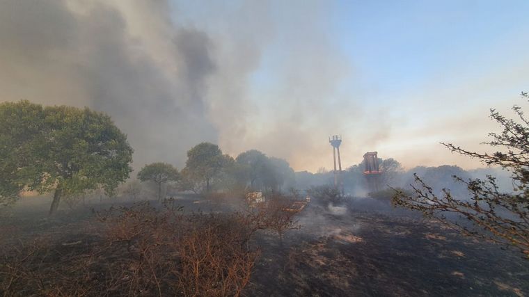 Bomberos combaten un foco camino a Carlos Paz.