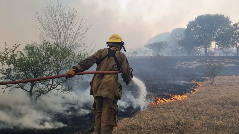 Bomberos combaten un foco camino a Carlos Paz.