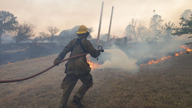Bomberos combaten un foco camino a Carlos Paz.