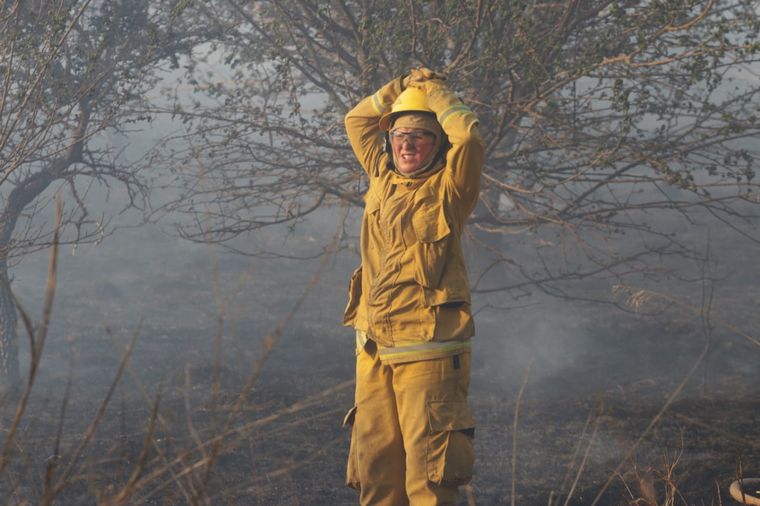 Bomberos combaten un foco camino a Carlos Paz.