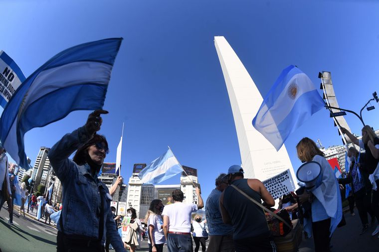 FOTO: Buenos Aires: Con diversas consignas, manifestantes protestan en el Obelisco