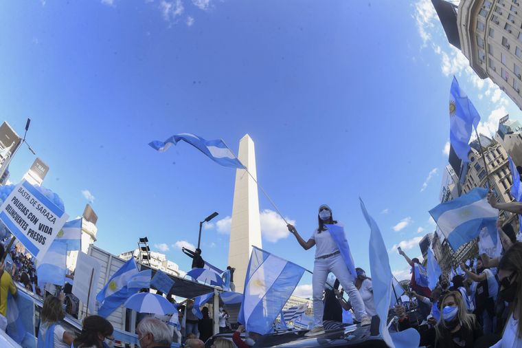 FOTO: Buenos Aires: Con diversas consignas, manifestantes protestan en el Obelisco
