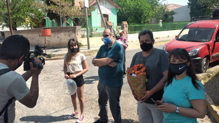 Cumplió 100 años una vecina y le hicieron en la calle un festejo con distanciamento