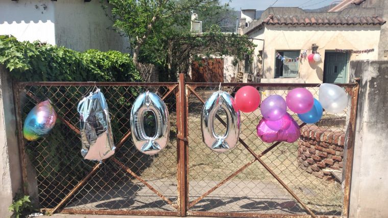 Cumplió 100 años una vecina y le hicieron en la calle un festejo con distanciamento