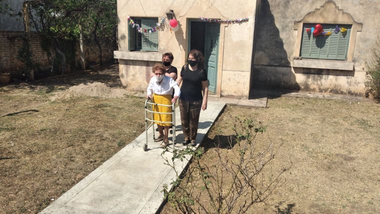 Cumplió 100 años una vecina y le hicieron en la calle un festejo con distanciamento