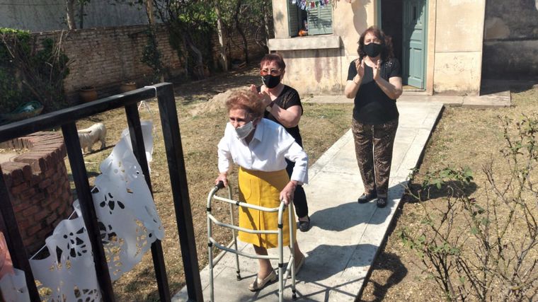Cumplió 100 años una vecina y le hicieron en la calle un festejo con distanciamento