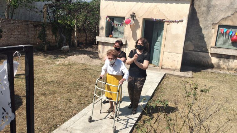 Cumplió 100 años una vecina y le hicieron en la calle un festejo con distanciamento