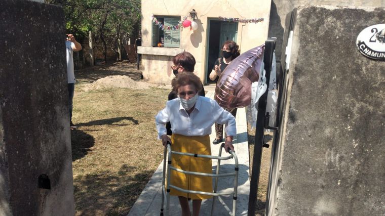 Cumplió 100 años una vecina y le hicieron en la calle un festejo con distanciamento