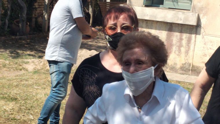 Cumplió 100 años una vecina y le hicieron en la calle un festejo con distanciamento