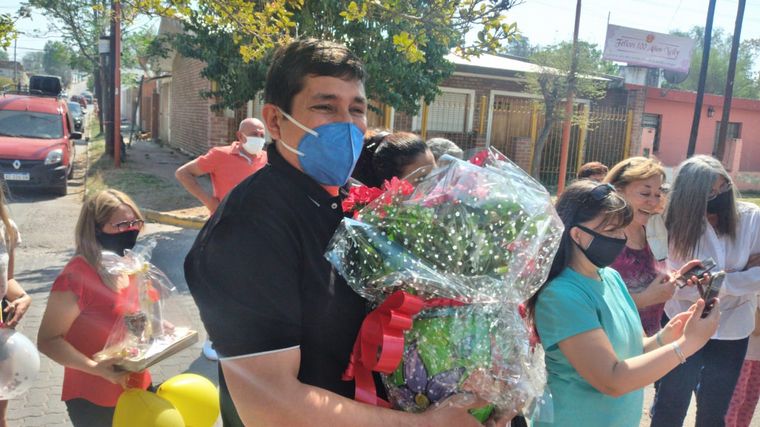 Cumplió 100 años una vecina y le hicieron en la calle un festejo con distanciamento