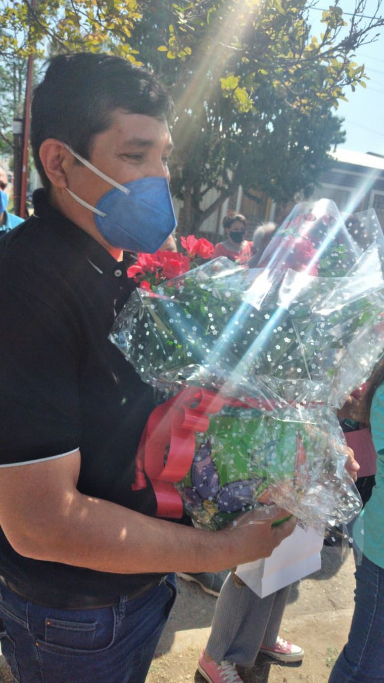 Cumplió 100 años una vecina y le hicieron en la calle un festejo con distanciamento