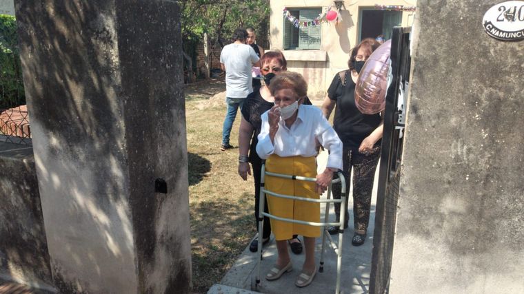 Cumplió 100 años una vecina y le hicieron en la calle un festejo con distanciamento
