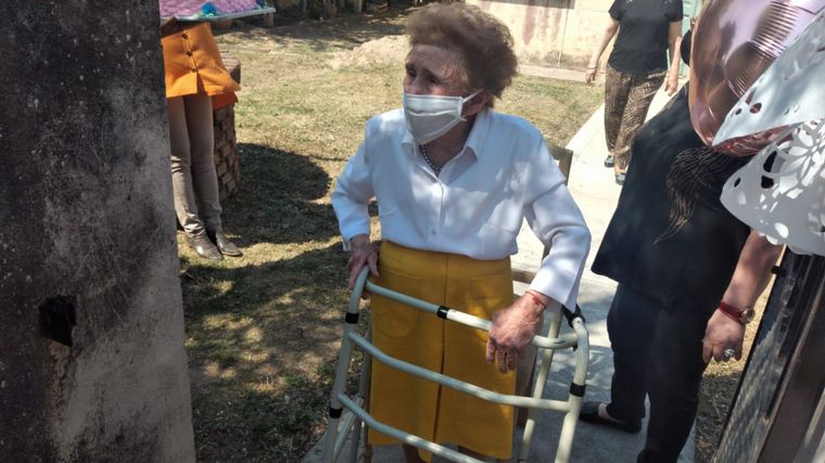 Cumplió 100 años una vecina y le hicieron en la calle un festejo con distanciamento