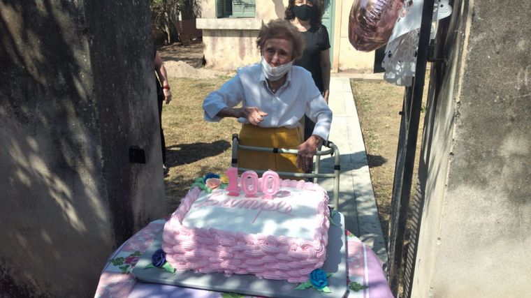 Cumplió 100 años una vecina y le hicieron en la calle un festejo con distanciamento