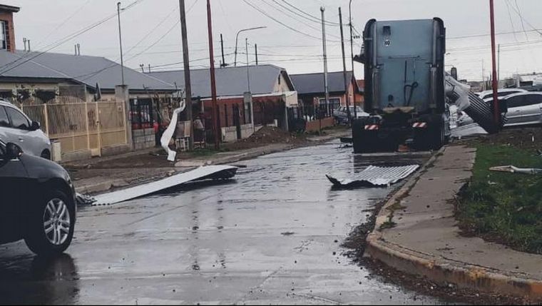 El viento dejó numerosos daños en Río Gallegos (Fotos: La Opinión Austral).