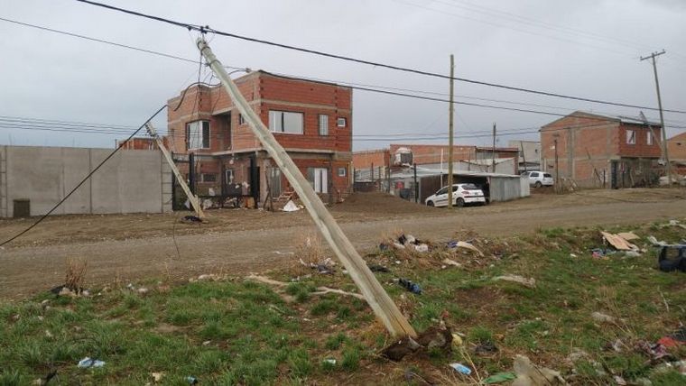 El viento dejó numerosos daños en Río Gallegos (Fotos: La Opinión Austral).