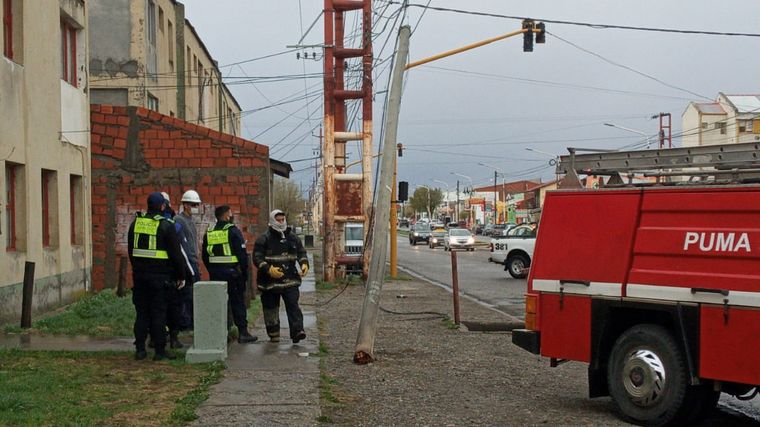 El viento dejó numerosos daños en Río Gallegos (Fotos: La Opinión Austral).