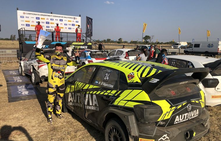 La felicidad de Augusto Dagostini junto a su VW Polo/Baratec tras ganar en Berta.