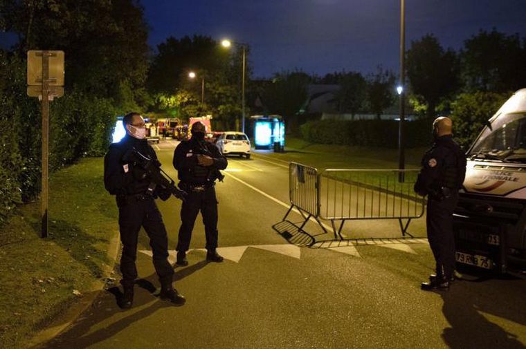 FOTO: París calificó como atentado terrorista la decapitación del docente