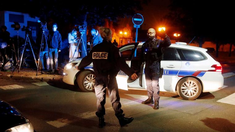 FOTO: París calificó como atentado terrorista la decapitación del docente