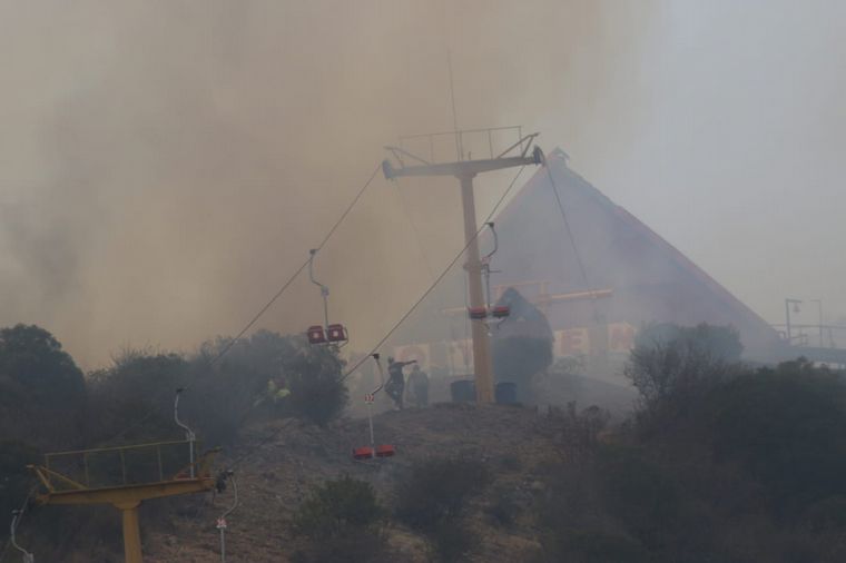 FOTO: El fuego avanza sobre la base del complejo de aerosillas de Los Cocos.