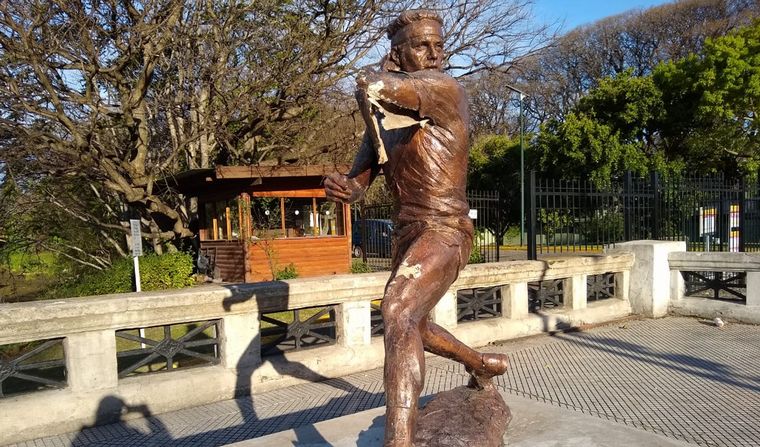 FOTO: Vandalizaron estatuas de deportistas en Buenos Aires