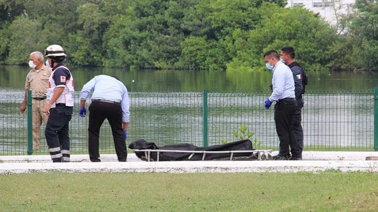 El hombre habría saltado a un área prohibida de la laguna.