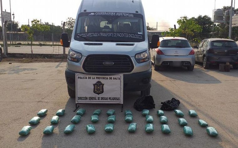 Despiden a funcionaria en Orán por trasladar 20 kilos de hojas de coca