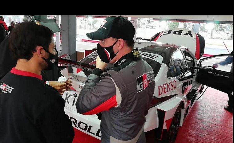 Vivian dialoga con su Ingeniero Alejandro Venturi de Toyota.