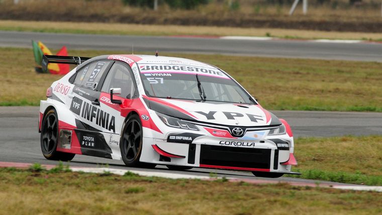 El Corolla Nº57 de TGR con Vivian a bordo en el Cabalén.