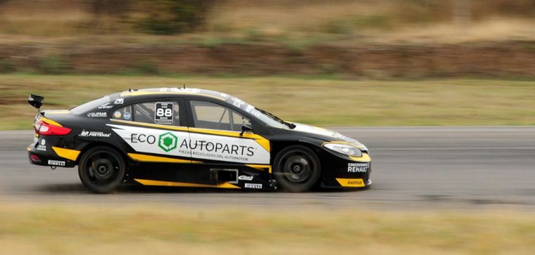 Marques impecable con su Fluences de TC2000 en Autódromo Cabalen.