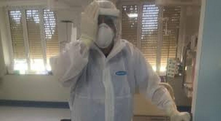 Nelson solo perdió el gusto y el olfato y está aislado en su casa.