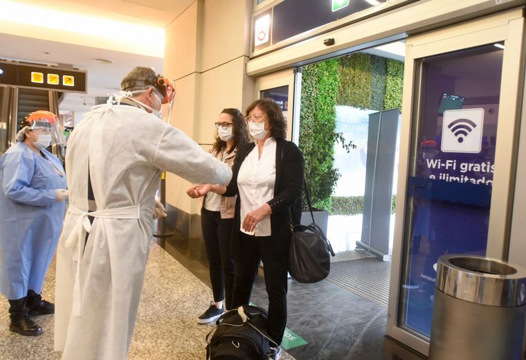 Argentina recibirá extranjeros de países limítrofes desde la semana próxima.