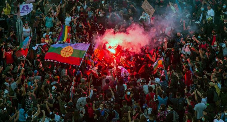 Masivos festejos en Plaza Italia tras el plebiscito de Chile.