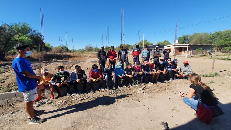 Los amigos de Joaquín Paredes junto a la psicóloga del dispensario. 