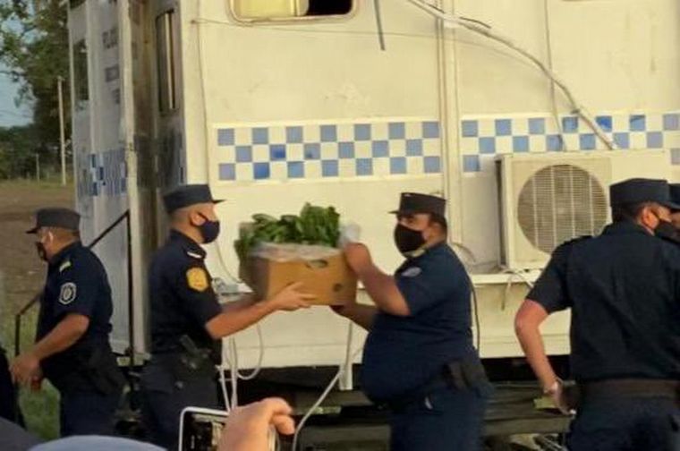 La Policía ayudó a ingresar alimentos al campo de los Etchevehere.