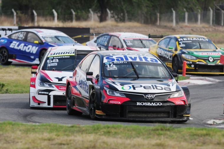 Llaver, pasó, Risatti, Santero y atrás luchan Pernía, Rossi y Canapino