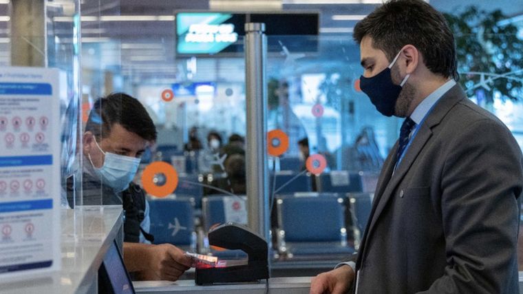 Aerolíneas denunciará y sancionará a los pasajeros que incumplan con las normativas.