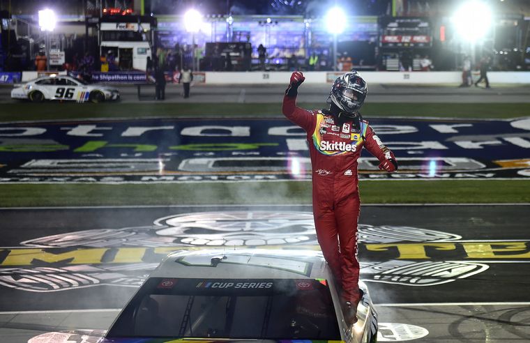 Kyle Busch lideró 90 de las 334 vueltas para lograr su 4ta. victoria en Texas