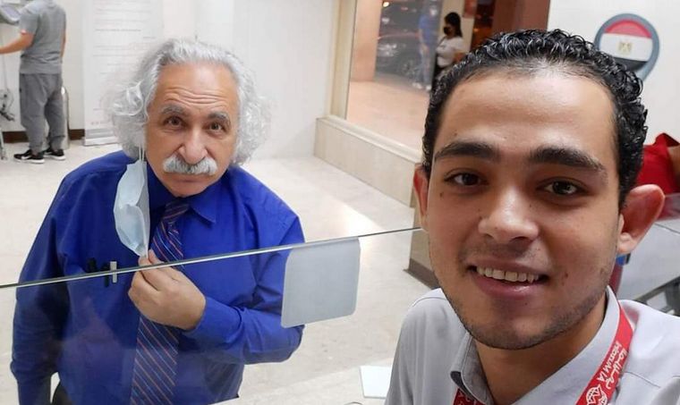 Un hombre de Kuwait es famoso por su parecido con Alberto Einstein.