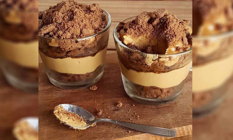 Chocotorta presentada en vasos.