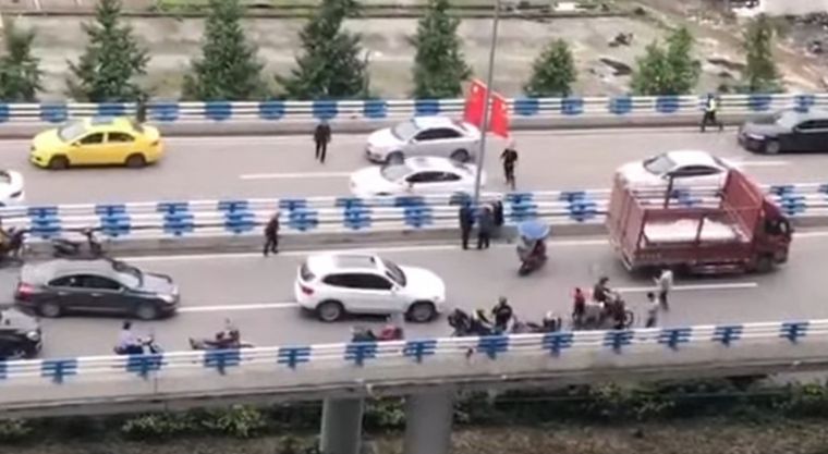 Decenas de automovilistas frenaron sus autos para recoger los billetes.