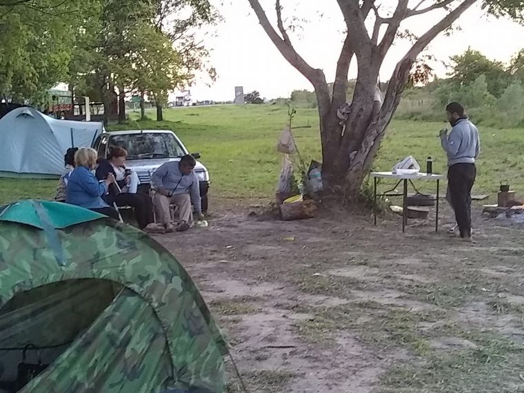 En carpas, autos o a la intemperie los formoseños esperan volver a su provincia.