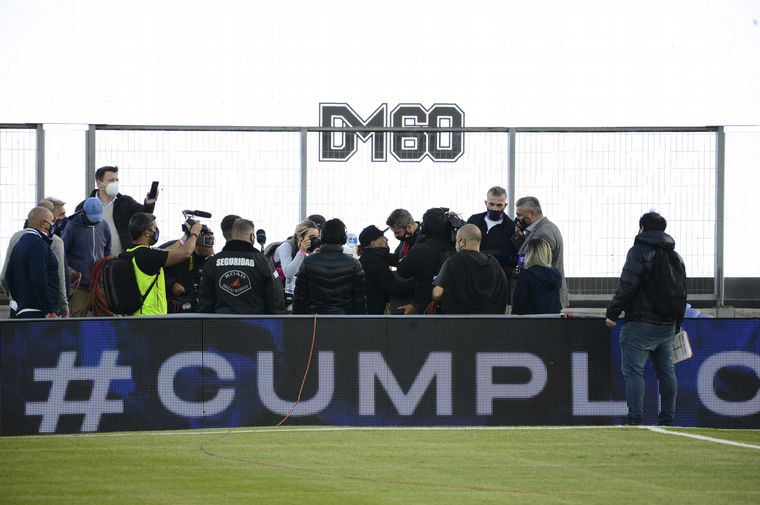 Diego Maradona saludó a la hinchada en el día de su cumpleaños.