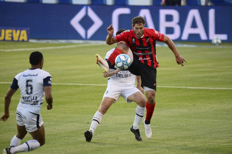 Gimnasia y Patronato ya juegan en el estadio Juan Carlos Zerillo.