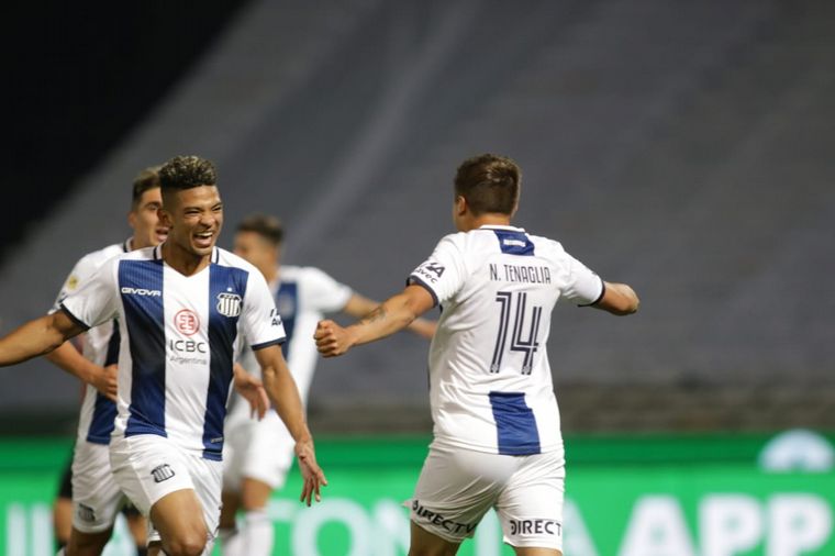 El fútbol volvió este viernes de la mano de Talleres y Newell's en el Kempes.