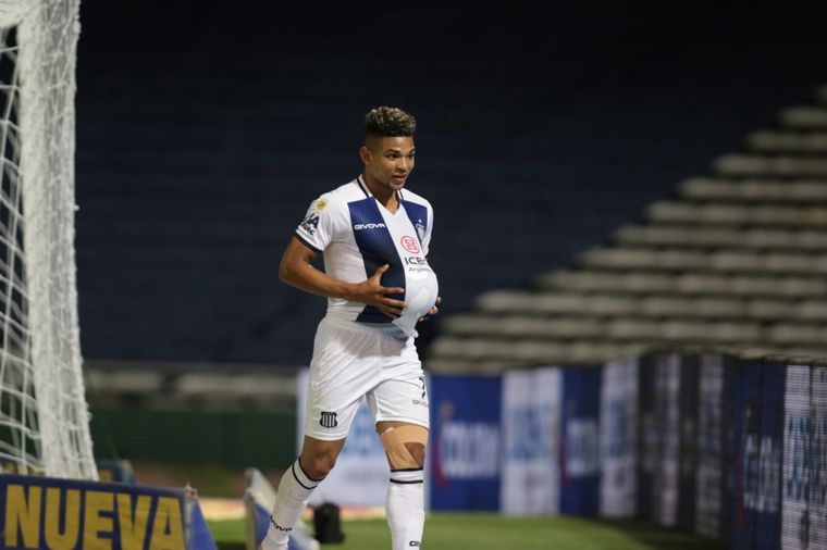 El fútbol volvió este viernes de la mano de Talleres y Newell's en el Kempes.