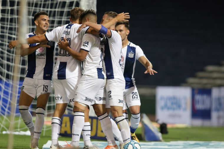 El fútbol volvió este viernes de la mano de Talleres y Newell's en el Kempes.
