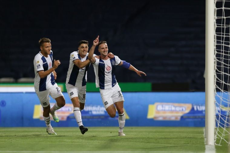 El fútbol volvió este viernes de la mano de Talleres y Newell's en el Kempes.